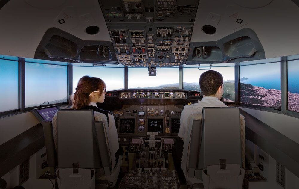 FSC-IAMS-2019-737-COCKPIT-WITH-PILOTS