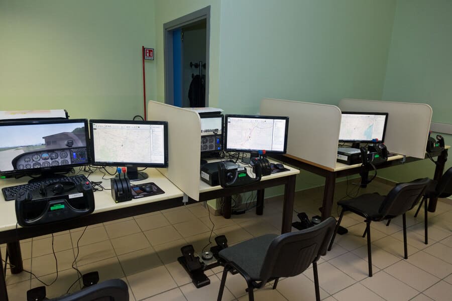 FIS Simulator flight simulation stations