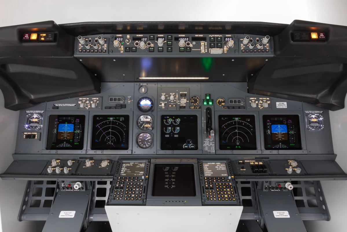 FSC B737NG MIP pro with rudder pedals and CDUs front detail