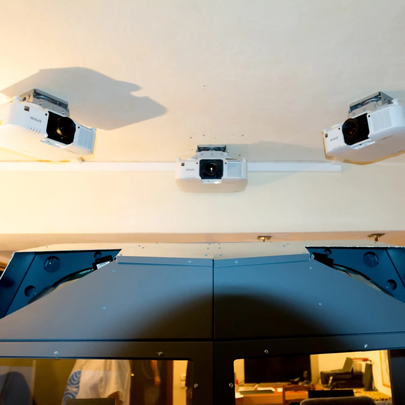 The projectors give the short distance between the visual and the simulator